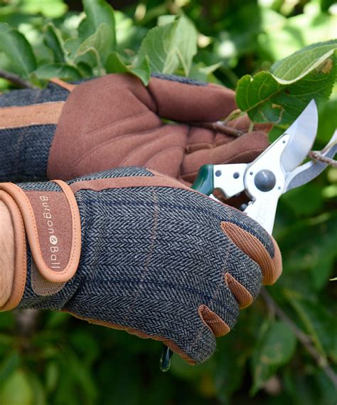 men's waterproof gardening gloves.